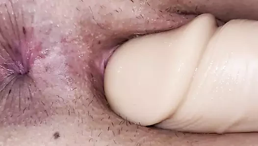 Kız arkadaşım kalın oyuncağıyla her şeyi açması için yalvardı