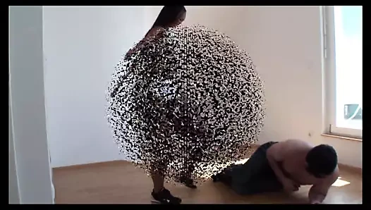 Taylandlı prenses köle richie'yi tekmeliyor