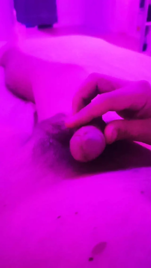 Okşuyor ve kasık kıllarıyla oynuyor