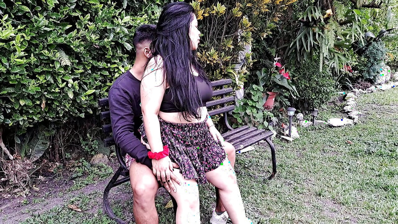 Bu seksi olgun, akrabalarımız pt2 gelirken bana lezzetli bir oral seks veriyor