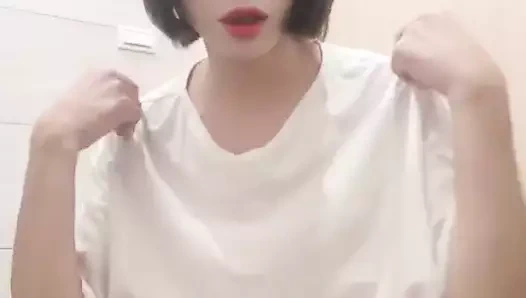 Transeksüel ting xuan umumi tuvalette dildoyla mastürbasyon yapıyor