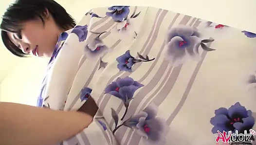 Kimono'daki Japon kadın açık havada sansürsüz yarak emiyor.