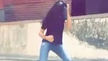 Sevimli kız çıplak dans etmiyor