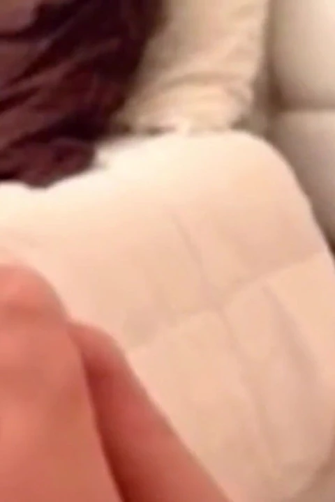 Ateşli Brittany Andrews kendi yumuşak ve kremsi ayaklarını yalıyor!