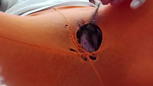 Hintli kız pantolonunda delik ile evden çalışıyor. tablo görünümü altında.