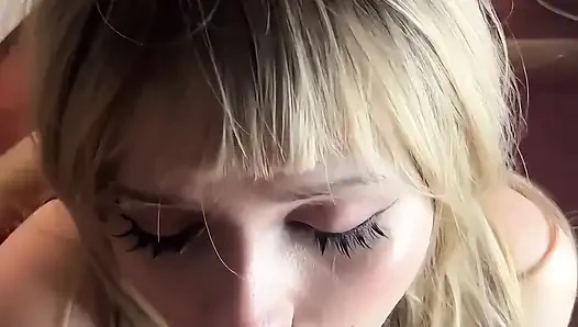 Onu yemeye çalışıyor. Bakış açısı oral seks