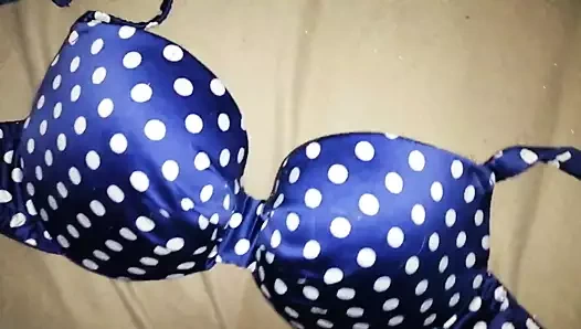 Mavi saten sutyen üzerine boşalma 32e