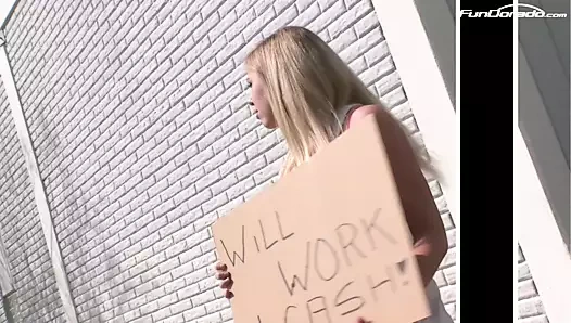 Junge Blondine 19 Jahre wird in Lagerhalle hart gefingert und hart gefickt