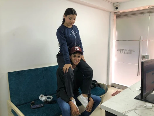 Üvey kız kardeşim omuzlarıma biniyor ama penisimi ağzına sokmama izin ver.