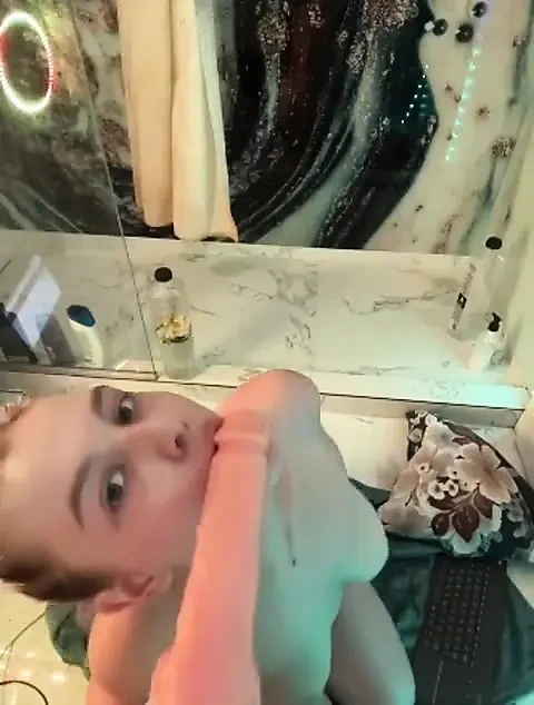 Güzel yüze boşalarak yarağa bin ve ateşli sakso