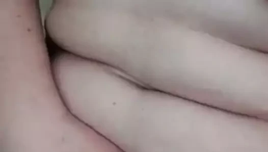 Linnea fahişe vücudunu gösterir