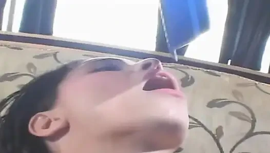 Sıska esmer hatun amcığını yalatıyor ve sert parmaklıyor