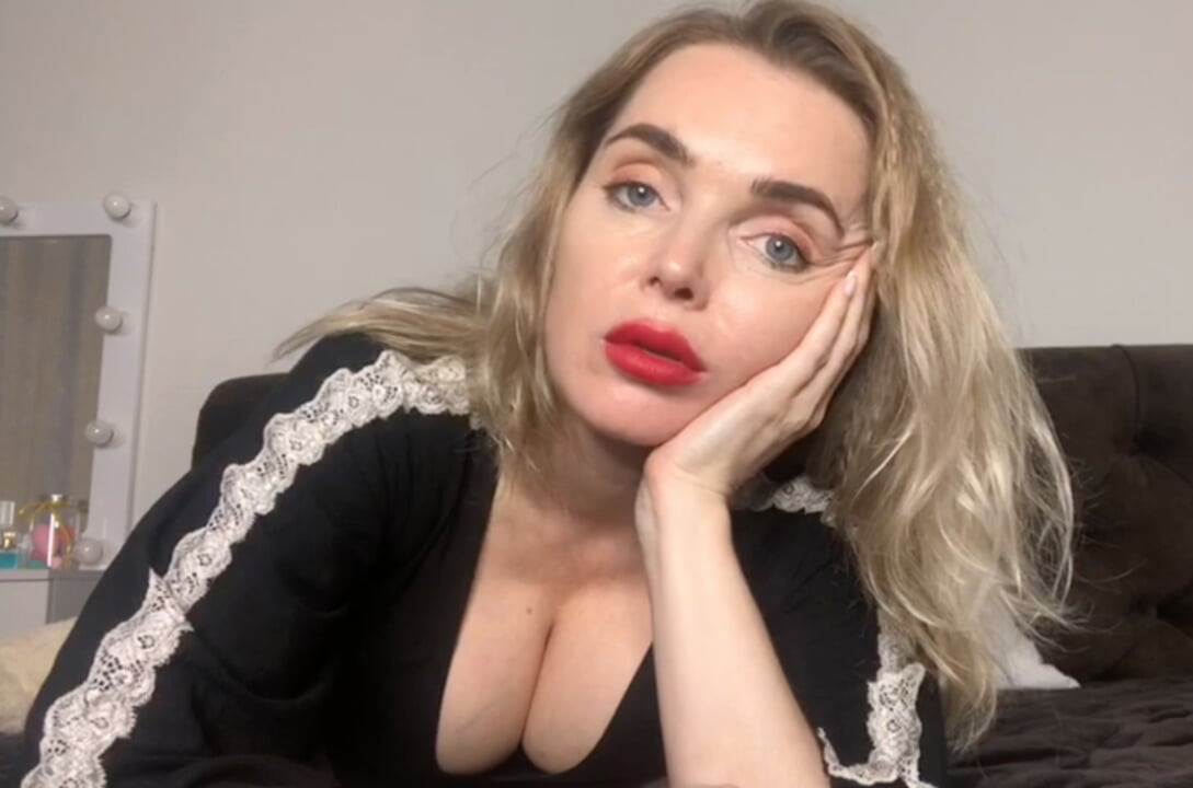 Annette orta yaşlı seksi üvey anne babası işteyken görüntülü görüşme yoluyla oğlunu baştan çıkarıyor