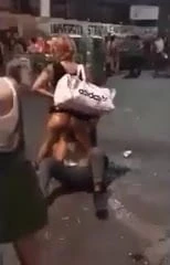 Adam halka açık bir kadın parmak