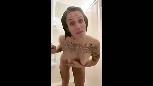 Periskop üzerinde duşta dövmeli kadın