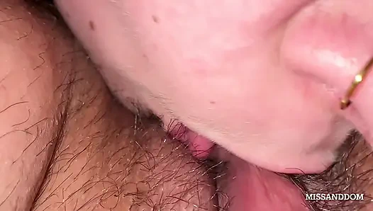 Büyük klitoris lezbiyen masc seksi kadın tarafından klitoris zevk alıyor