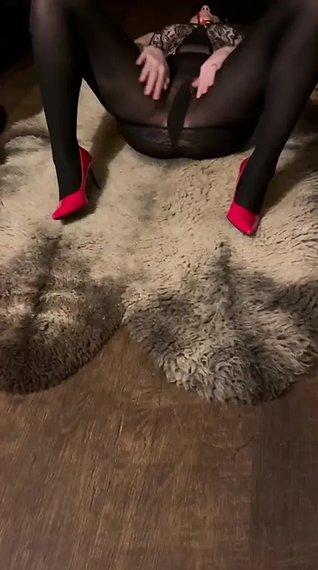 Seksi iç çamaşırlı ve topuklu ateşli evli kadın