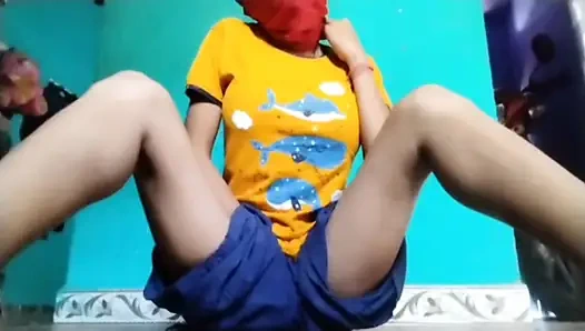 Hintli güzel kız evde parmaklıyor