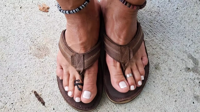 Kadın kılıklı ayaklarımı gösteriyorum