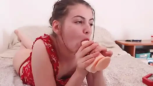 Kırmızı iç çamaşırlarımla dildo emiyor