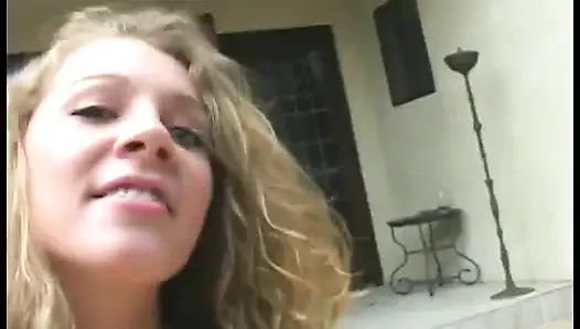 Güzel sarışın yalnız kız Mysti May dildoyla oynuyor ve mükemmel ayaklarını gösteriyor