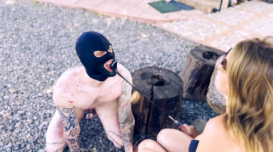 Dilini kırbaçlama - binen ekin emici kölenin aşırı aşağılanması - gerçek sadizm ortaçağ köleliği