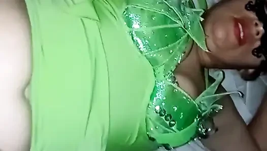 Komşuyu ziyaret ediyorum; Ve onu elf gibi giyinmiş buldum ve bana Noel için hediyemi verdi.