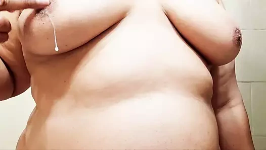 meme uçlarımla oynuyorum