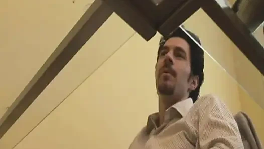 Отшлепанной французской крошке-блондинке жестко пробурили задницу