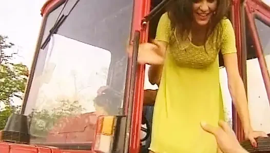 Almanya'dan vahşi esmer bir sürtük çiftlikte üç yarakla parçalanıyor