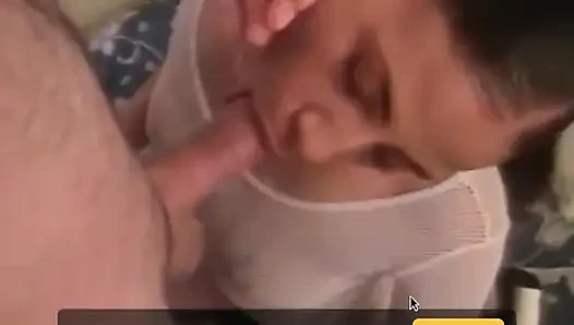 Sevimli yarak emen zenci kadın yatakta beyaz adam tarafından sikiliyor ve dölleniyor