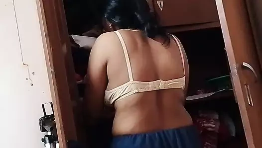 Hintli köylü kız sari giyiyor