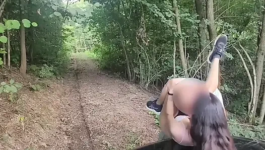 Búsqueda del tesoro porno! Los que me encuentren me follan! Dos verdaderos fans con pollas duras me siguen