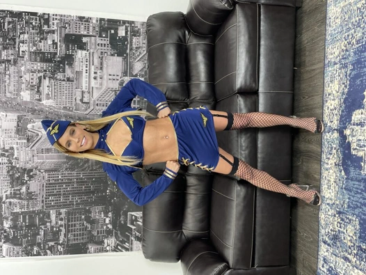 Jesse Pony'nin uçuş görevlisi iş görüşmesi seksi oldu