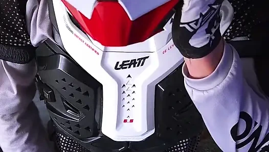 Kimse bakmadan kaskın üstüne boşal.