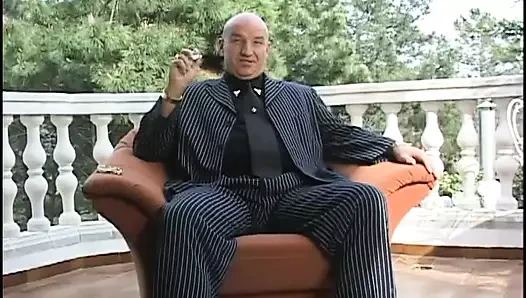 Amber Angel kanepede sert bir yarakla sikiliyor - sapık orta yaşlı seksi kadınlar