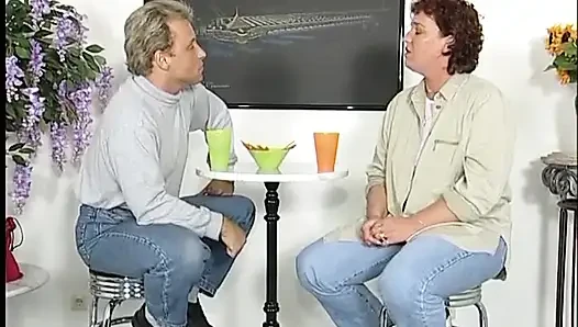 Orta yaşlı seksi kadın yarak emiyor ve sonra ağzına boşaltıyor
