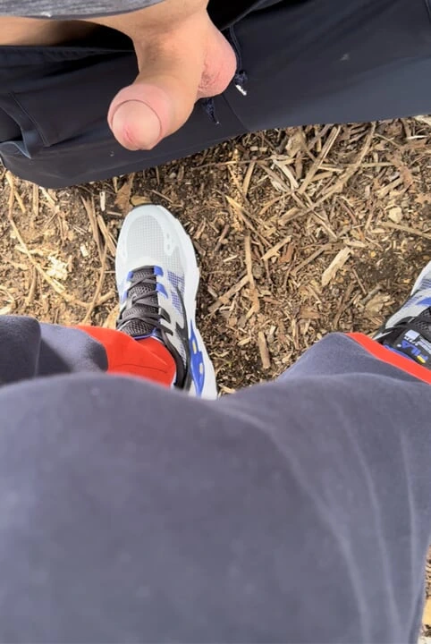 BAZı HETEROSEKSÜEL ADAMıN YARAĞı IÇIN PARKTA SEYIR EDIYOR