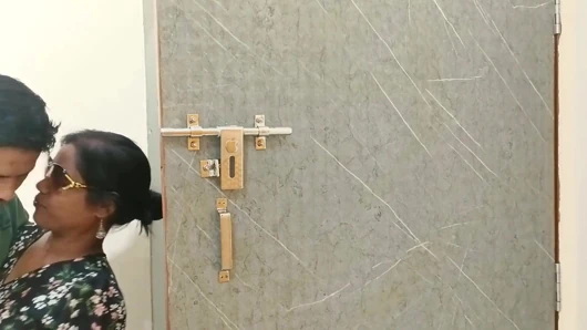 Hintli genç oğlan güzel seksi Delhi modelinin amını yalıyor - ateşli sakso ve sert seks