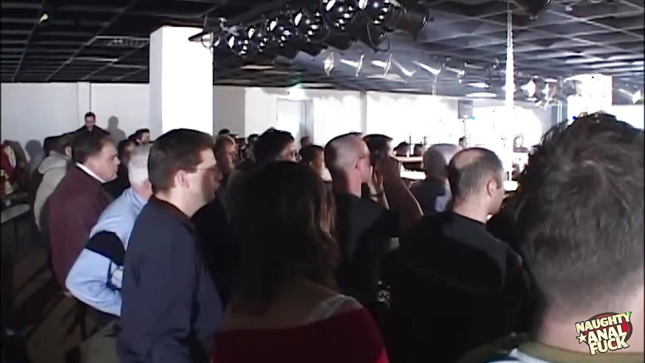 Üç sürtük sahnede dörtlü seks sırasında çifte penetrasyon alırken seyirciler sevinçle izliyor