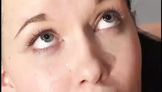 Tıraşlı amcıklı sevimli küçük esmer okul otobüsünde götten sikilmeye bayılıyor