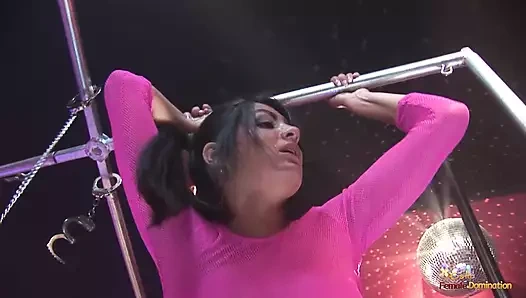 Maskeli adam çoraplı üç ateşli kızla sikişiyor