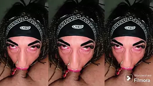 Harika bir saksoyla boğazımı kırıyor