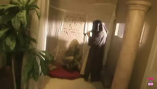 Kesinlikle güzel sarışın Ava Vincent kobrayla oynuyor ve domalarak sikiliyor