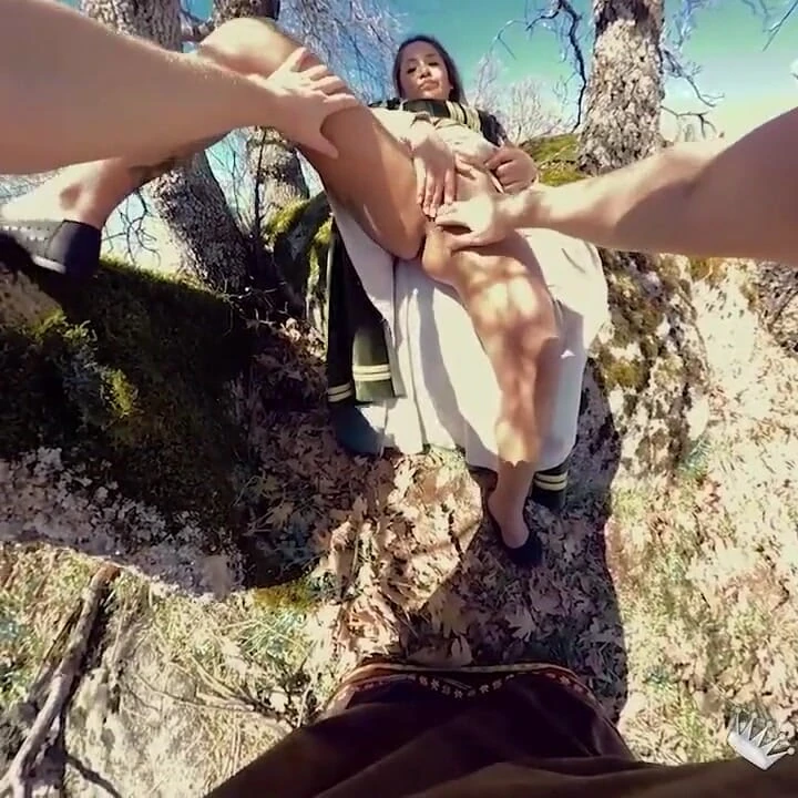 İtaatkar hizmetçi bebek efendisinden seks dersi alıyor. Azgın açık havada ortaçağ seksi!