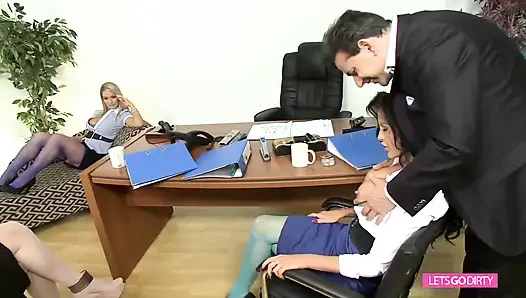 Sekreter kızlar patronla edepsiz oyunlar yapmayı seviyor