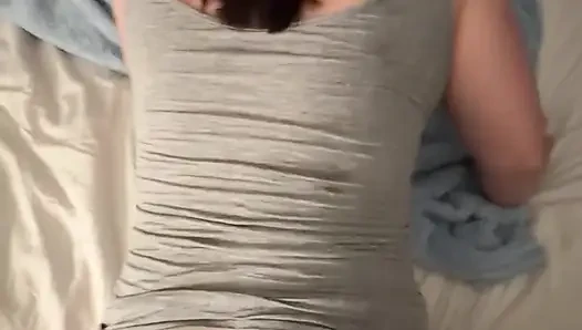 Pawg ev hanımı yanaklarını tangayla sikmeyi seviyor