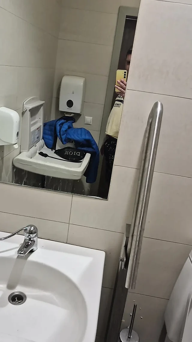 Фонтан спермы болгарского толстого члена в общественном туалете в торговом центре