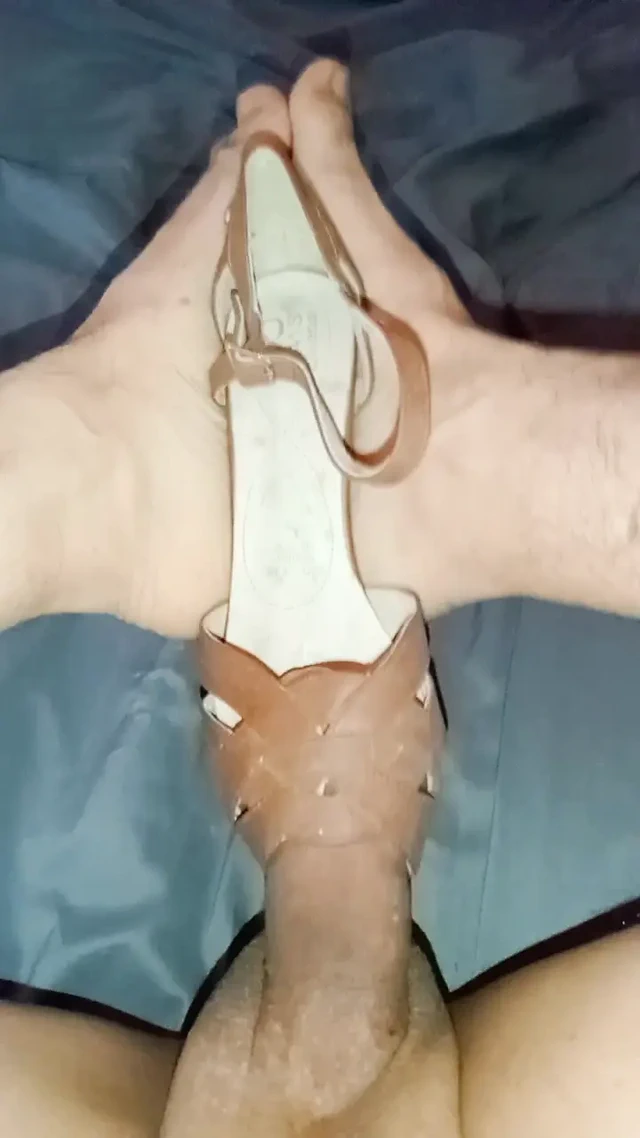 ESQUISTA KOMŞU CECY'NIN SPOR AYAKKABıLARıNı BOŞALTıYOR