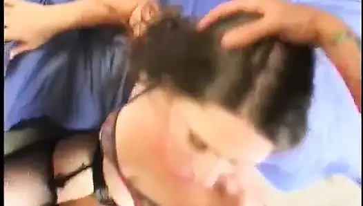 Azgın hatun amını yalatıyor ve yüzünü sert yarakla sikiyor